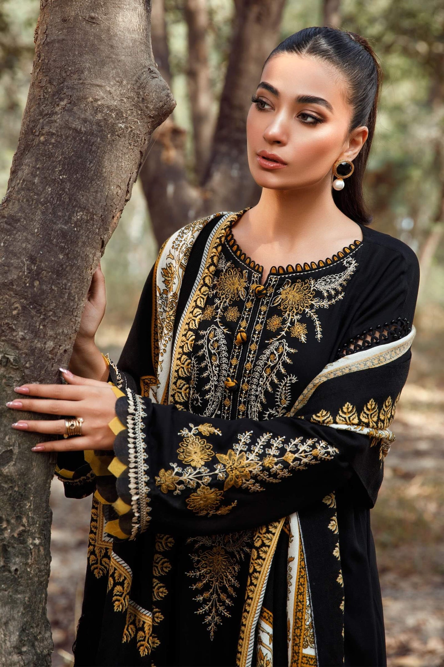 MARIA.B-3PC KHADDAR EMBROIDERED SHIRT WITH COURTRAI PRINTED SHAWL & TROUSER -BIC-4157